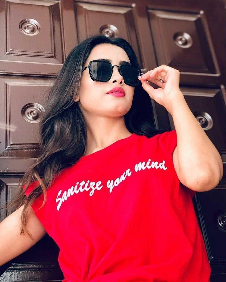 Red basic slogan tee